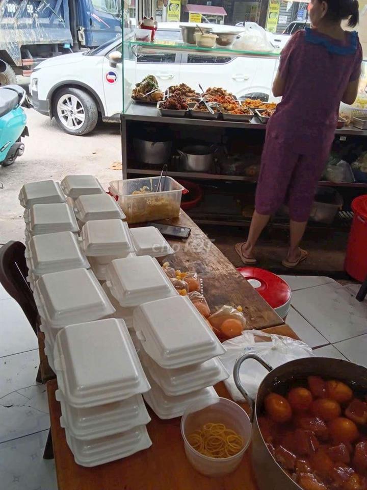 sang quán cơm nhỏ về chỉ bán đầy đủ đồ nghề nấu ăn