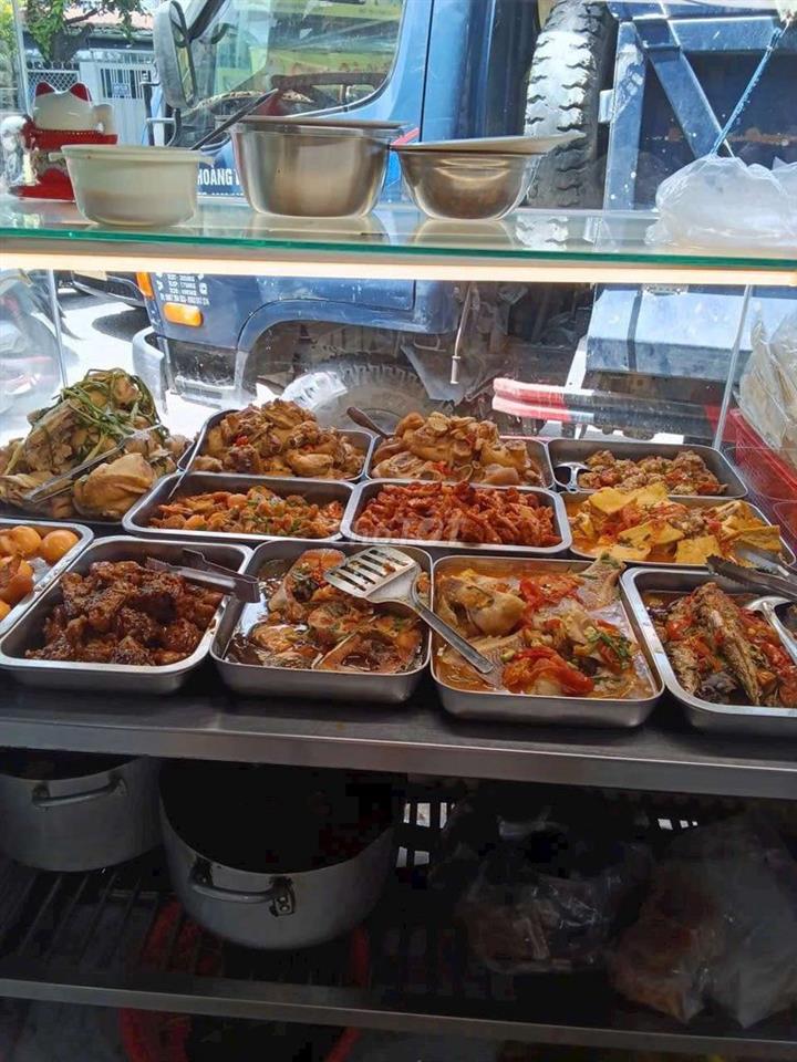 sang quán cơm nhỏ về chỉ bán đầy đủ đồ nghề nấu ăn