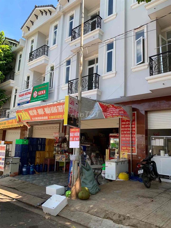 Mặt Tiền Cổng Chợ đầu mối Nông Sản Dầu Giây giá 4tỉ6 thương lượng.  Nh