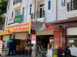 Mặt Tiền Cổng Chợ đầu mối Nông Sản Dầu Giây giá 4tỉ6 thương lượng.  Nh