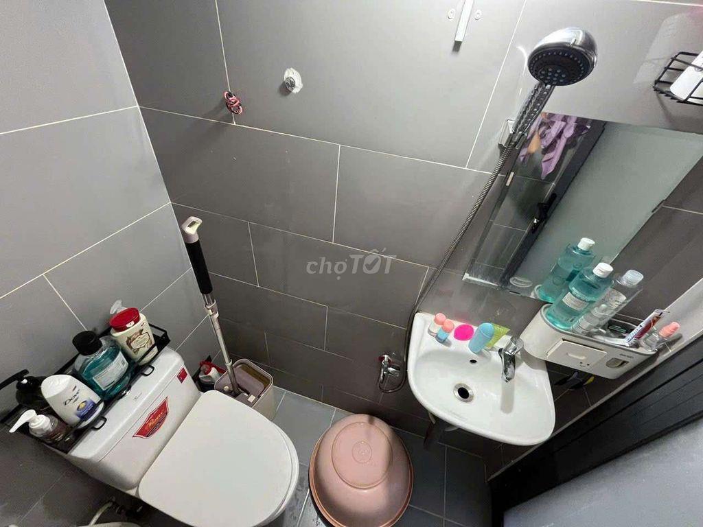 phòng trọ q4 có gác có cửa sổ lớn khép kín