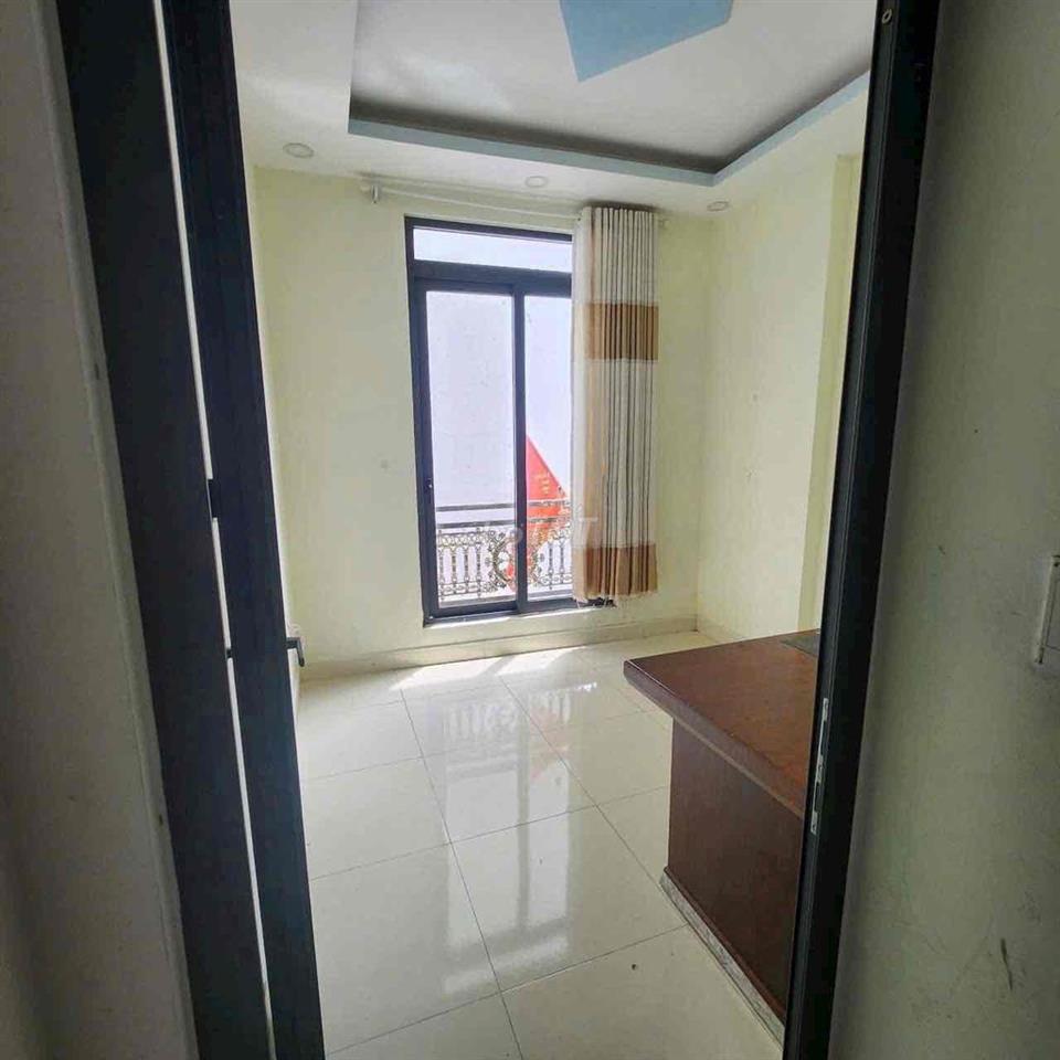 Dt 3,6mx9m , 1 tret, 2 lầu , sân thượng,  4 phòng ngủ, 3 tolet. Giá 1t