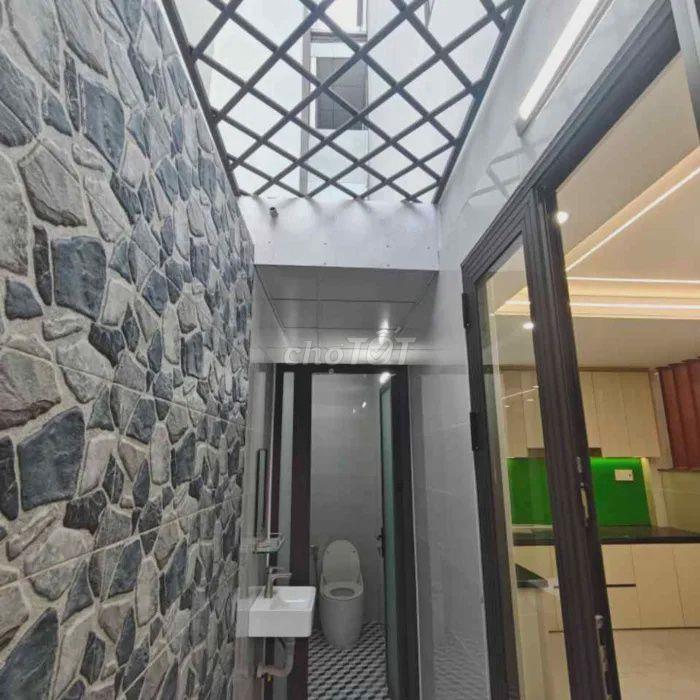 Hẻm xe tải thông, nhà 5 tầng ngay ngã tư 4 xã, 5PN, 5WC