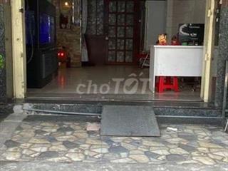 Cho thuê mặt tiền Văn Cao có sân rộng rãi