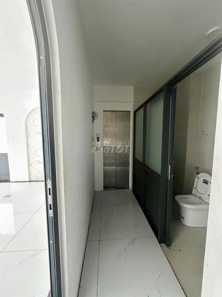 Cho thuê nhà đẹp Lê Văn Sỹ - 5 tầng có thang máy - hẻm thông tứ phía