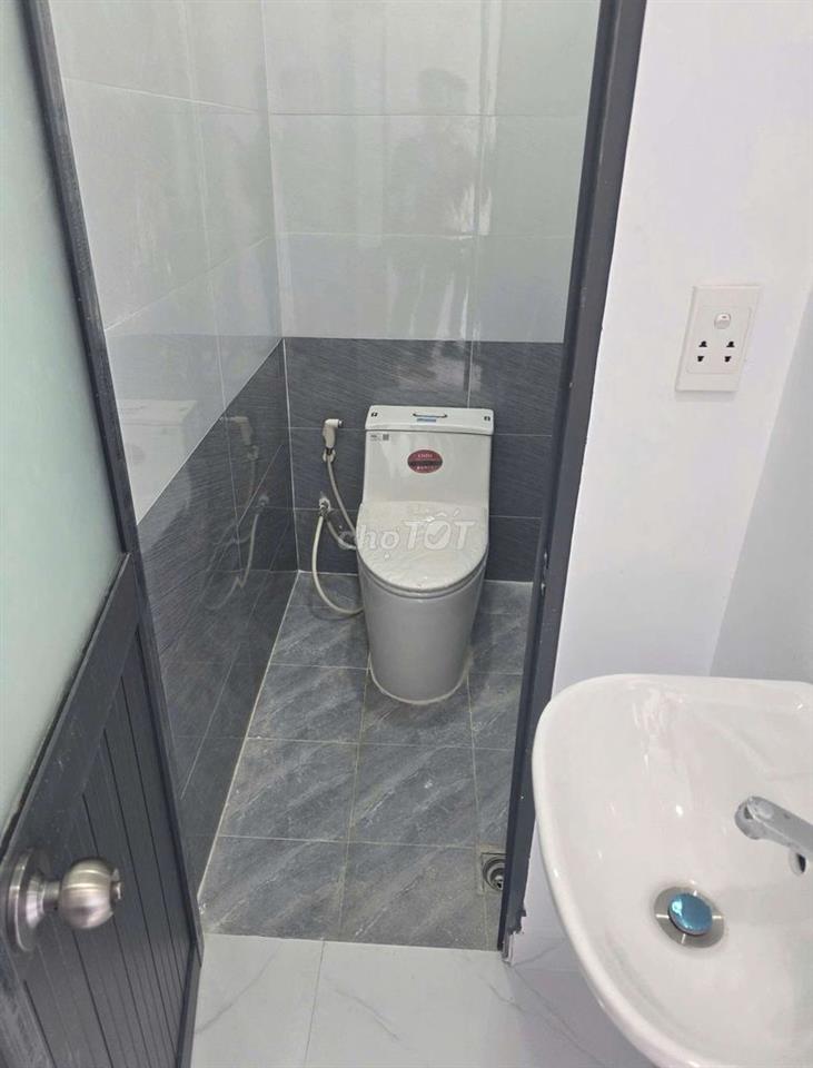 kẹt tiền bán nhà nhỏ 300tr ở Hóc Môn 2PN giáp Bà Điểm Hóc môn