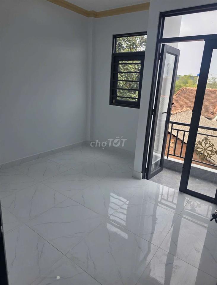 kẹt tiền bán nhà nhỏ 300tr ở Hóc Môn 2PN giáp Bà Điểm Hóc môn