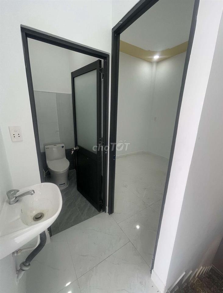 kẹt tiền bán nhà nhỏ 300tr ở Hóc Môn 2PN giáp Bà Điểm Hóc môn