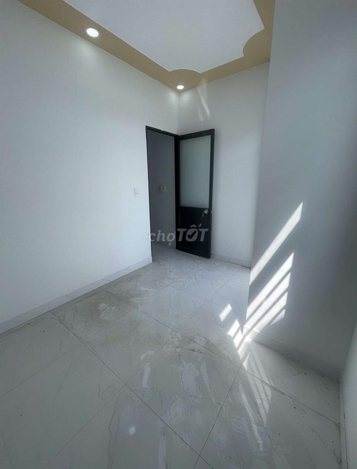 kẹt tiền bán nhà nhỏ 300tr ở Hóc Môn 2PN giáp Bà Điểm Hóc môn