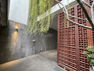 Cho thuê nhà đầy đủ nội thất cao cấp, bảo vệ gác cổng