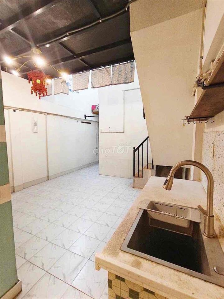 Cho thuê nhà nhỏ có gác đúc Hẻm Kinh Dương Vương gần vòng xoa