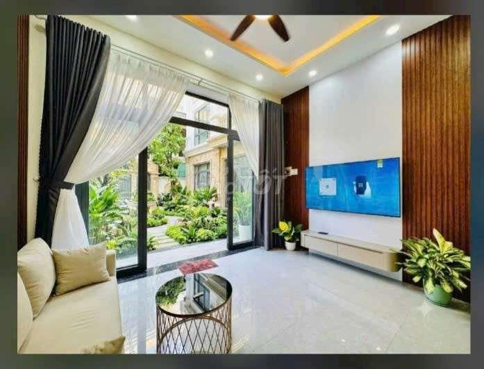 NHÀ 4 TẦNG MỚI ĐẸP VÀO Ở NGAY 5 PHÒNG NGỦ HẺM XÔ VIẾT NGHỆ TĨNH. BT  