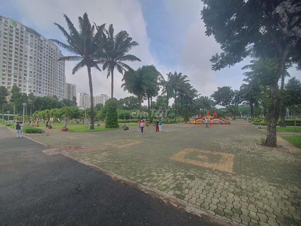 Cần pass phòng ban công sát Công Viên Gia Định