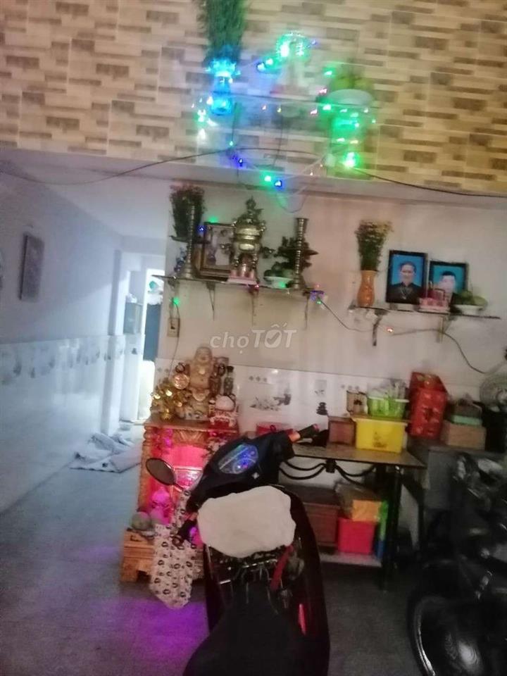 từng trệt chung cư mặt hướng về chợ xóm chiếu