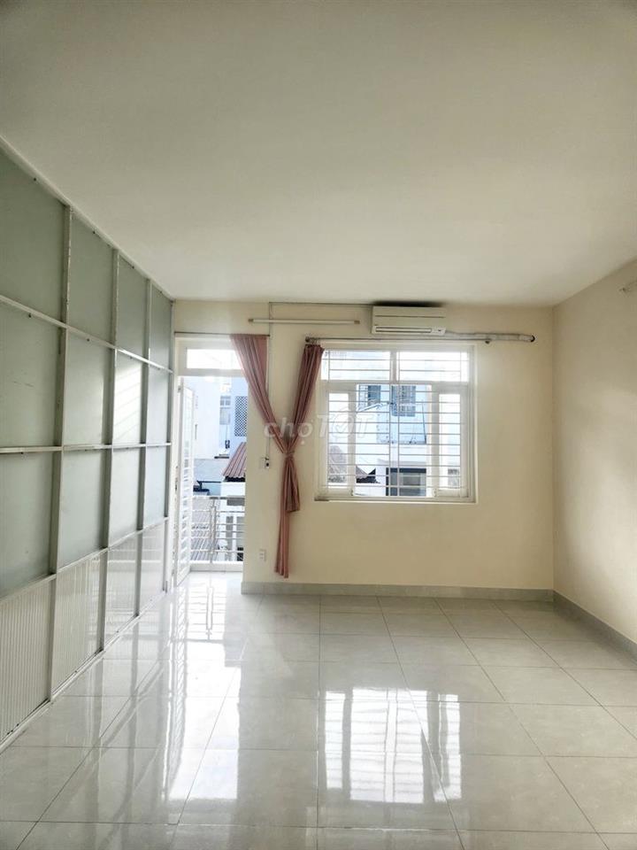Phòng trọ rộng có ban công ngã tư Bảy Hiền