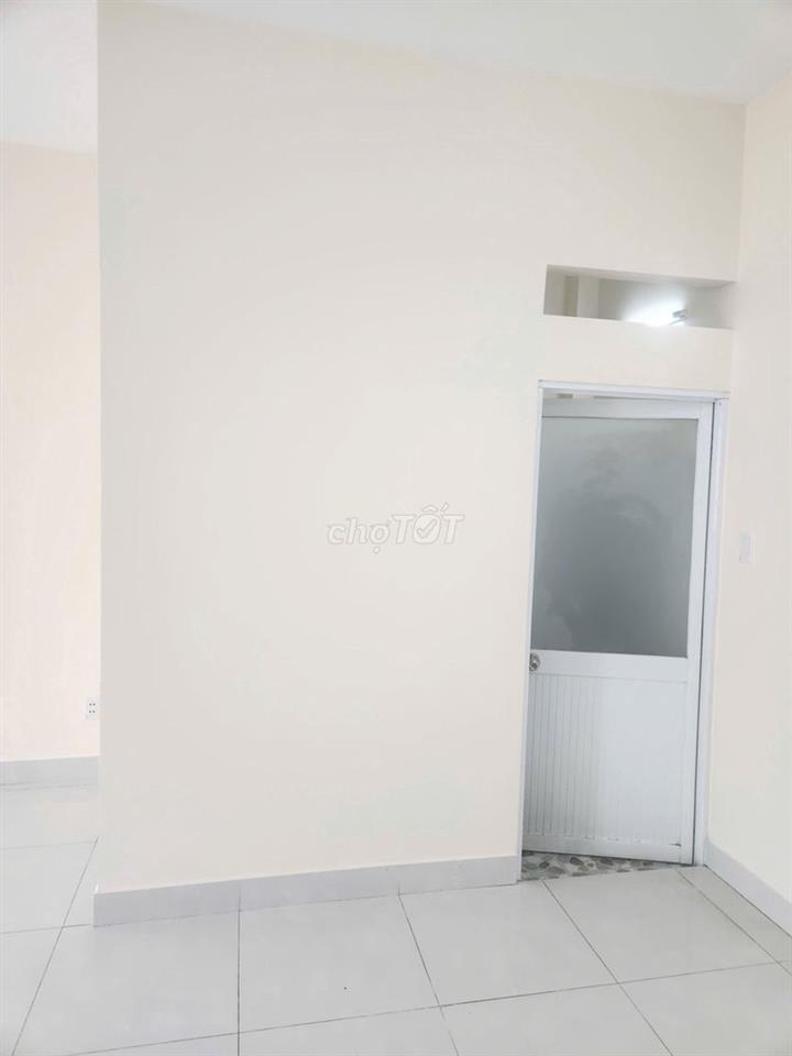 Phòng trọ rộng có ban công ngã tư Bảy Hiền