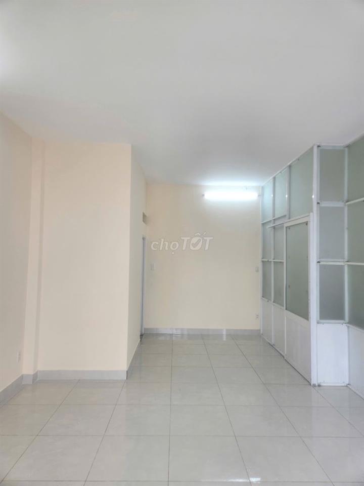Phòng trọ rộng có ban công ngã tư Bảy Hiền