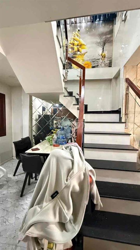 BÁN NHÀ Nhà 1 trệt 1 lầu sân thượng