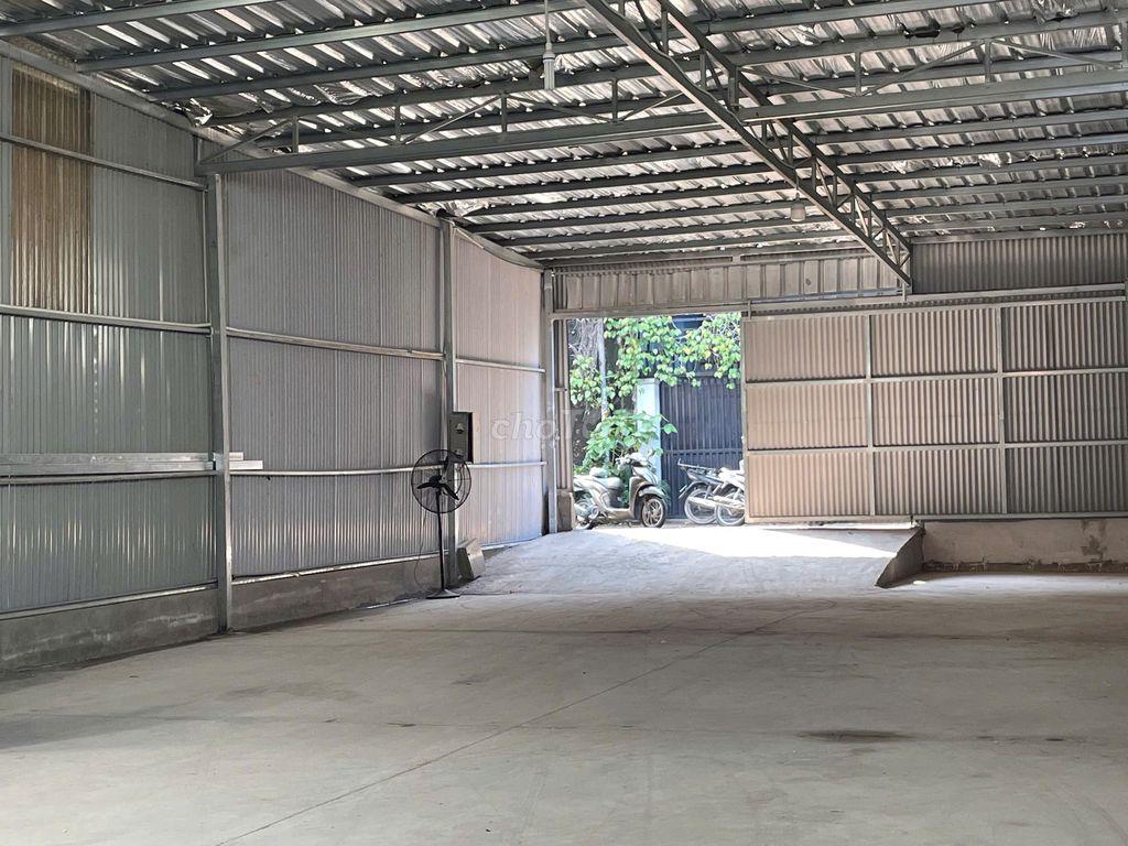 Cho thuê kho, 10 x 30m, giá 10tr/ tháng, Ngã 4 chiêu liêu