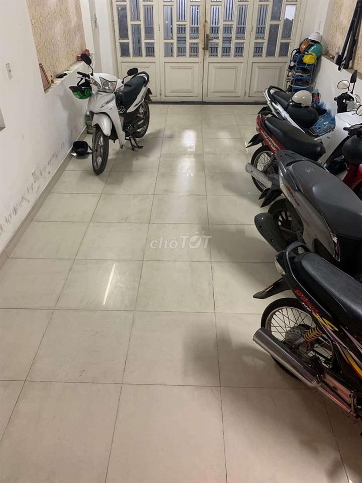 Phòng ban công trống trong nhà nguyên căn không chủ