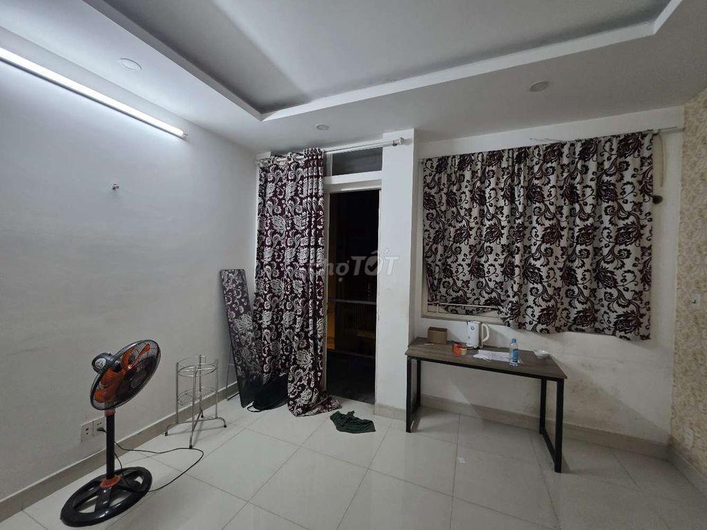 Phòng ban công trống trong nhà nguyên căn không chủ