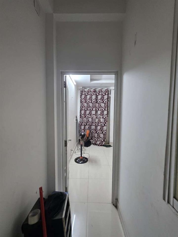 Phòng ban công trống trong nhà nguyên căn không chủ