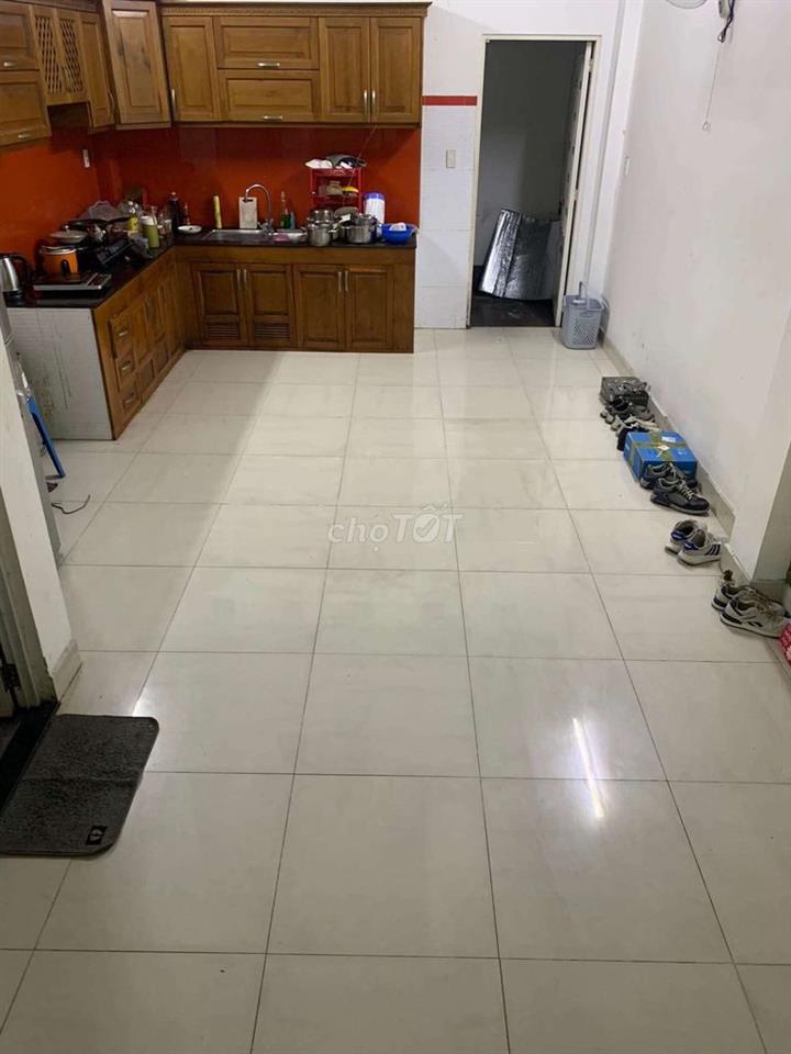 Phòng ban công trống trong nhà nguyên căn không chủ