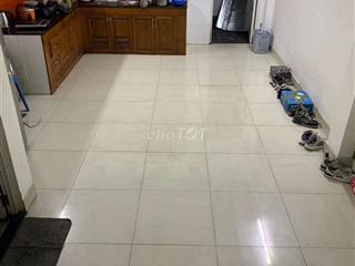 Phòng ban công trống trong nhà nguyên căn không chủ
