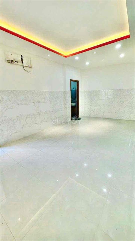 Ngang 3m1 dài 10m nhà cứng 1 trệt 1 lưng 3 lầu BTCt Xe hơi vào ngủ
