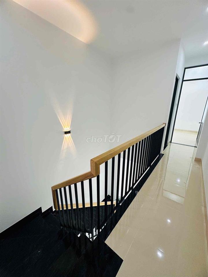 bán nhà 2 tầng mới 100%  mặt tiền đường Việt Bắc cách biển chỉ tầm 40