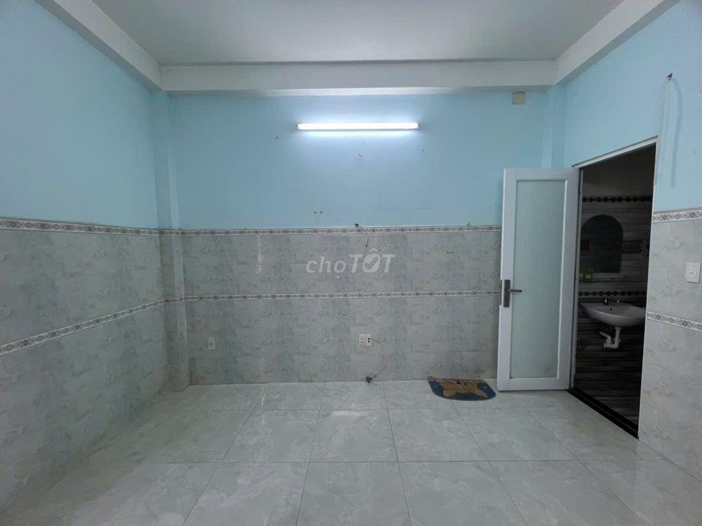 Phòng mới vào ờ ngay, đối diện Emart Phan Văn Trị gần cầu hang. 