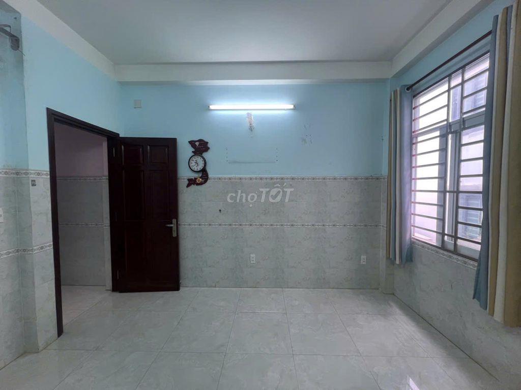 Phòng mới vào ờ ngay, đối diện Emart Phan Văn Trị gần cầu hang. 