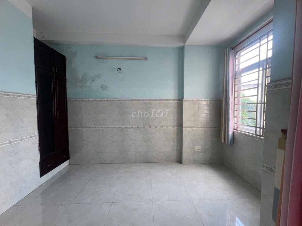 Phòng mới vào ờ ngay, đối diện Emart Phan Văn Trị gần cầu hang. 