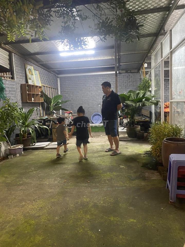 Bán nhà sân vườn
