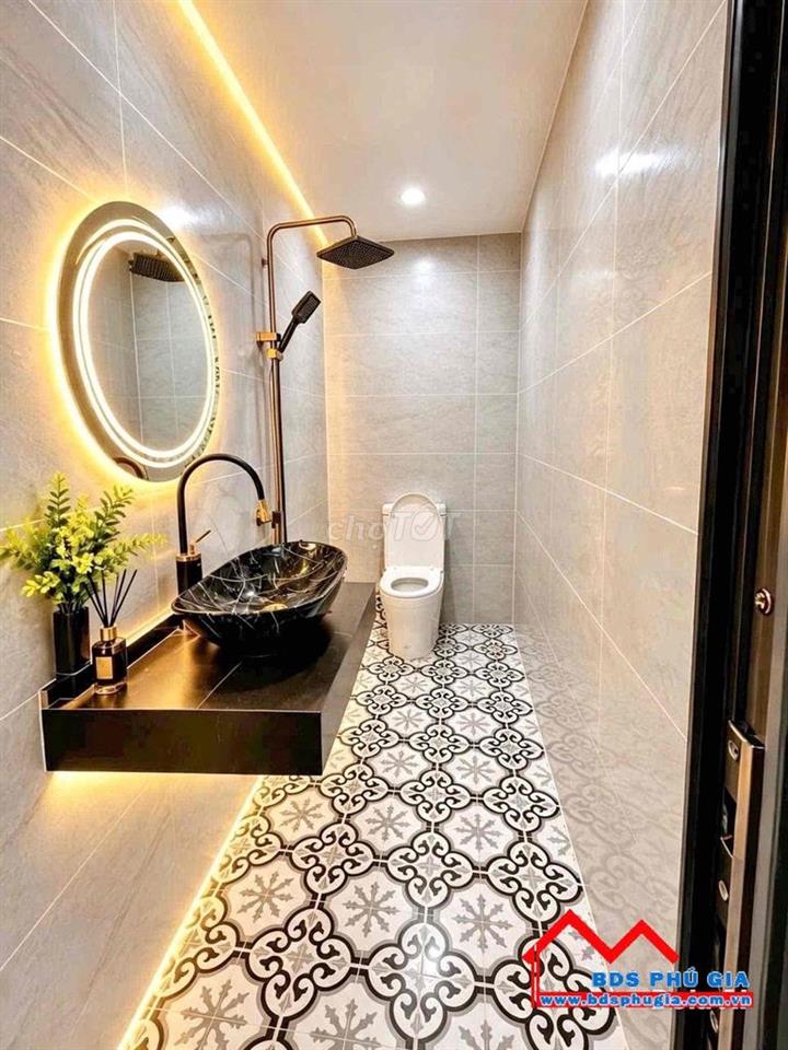 NHÀ VƯỜN THÔNG THOÁNG KHÔNG GIAN MÁT MẺ, CÓ 3 PN. NGAY CẠNH QUẬN 7