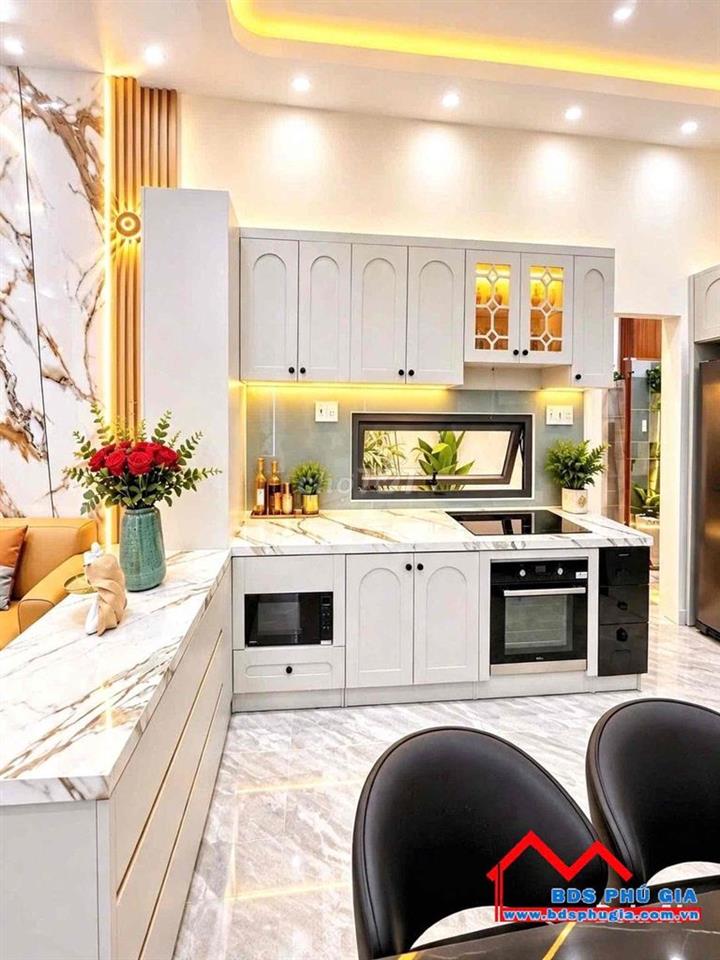 NHÀ VƯỜN THÔNG THOÁNG KHÔNG GIAN MÁT MẺ, CÓ 3 PN. NGAY CẠNH QUẬN 7