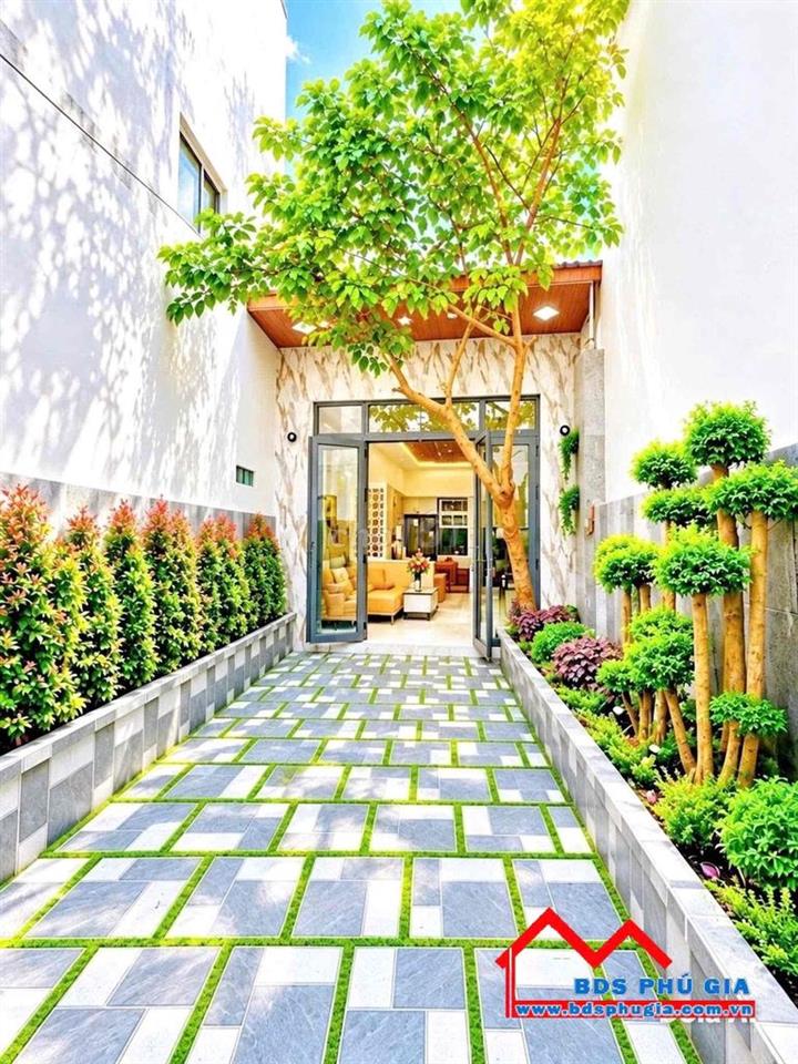 NHÀ VƯỜN THÔNG THOÁNG KHÔNG GIAN MÁT MẺ, CÓ 3 PN. NGAY CẠNH QUẬN 7