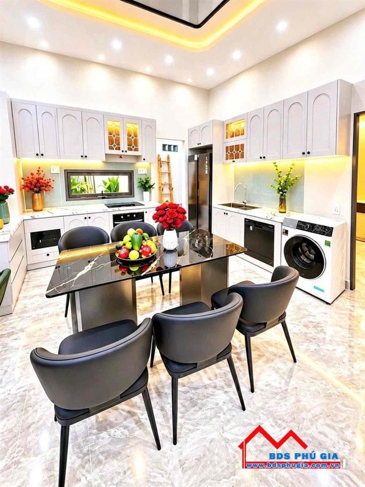 NHÀ VƯỜN THÔNG THOÁNG KHÔNG GIAN MÁT MẺ, CÓ 3 PN. NGAY CẠNH QUẬN 7