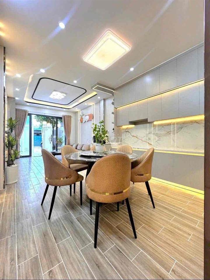NHÀ CẤP 4 CÓ SÂN VƯỜN TRƯỚC SAU RỘNG RÃI, 3 PHÒNG NGỦ. SỔ RIÊNG