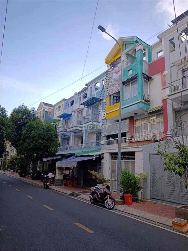 NHÀ PHỐ KINH DOANH NGAY SIÊU THỊ PARC MALL - NGAY ĐH CÔNG NGHỆ SÀI GÒN