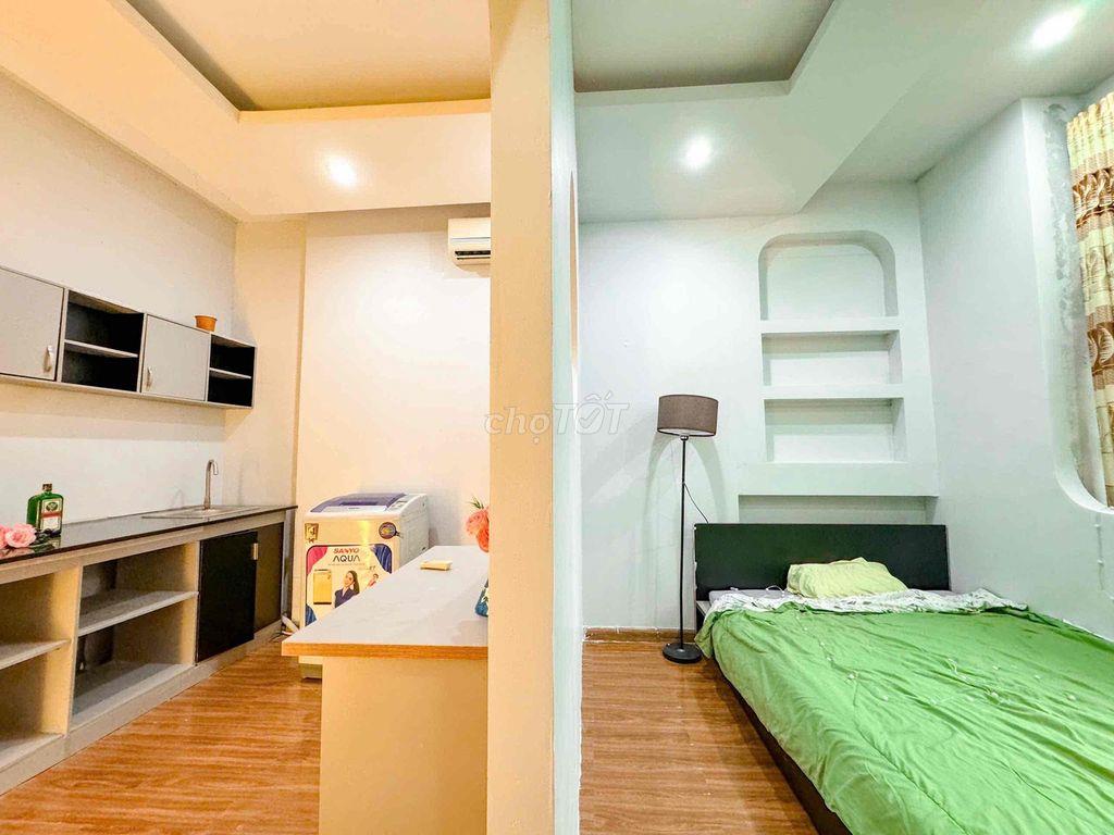 Cho Thuê Phòng Dịch Vụ Full Nội Thất Tách Bếp Có Cửa Sổ Trời
