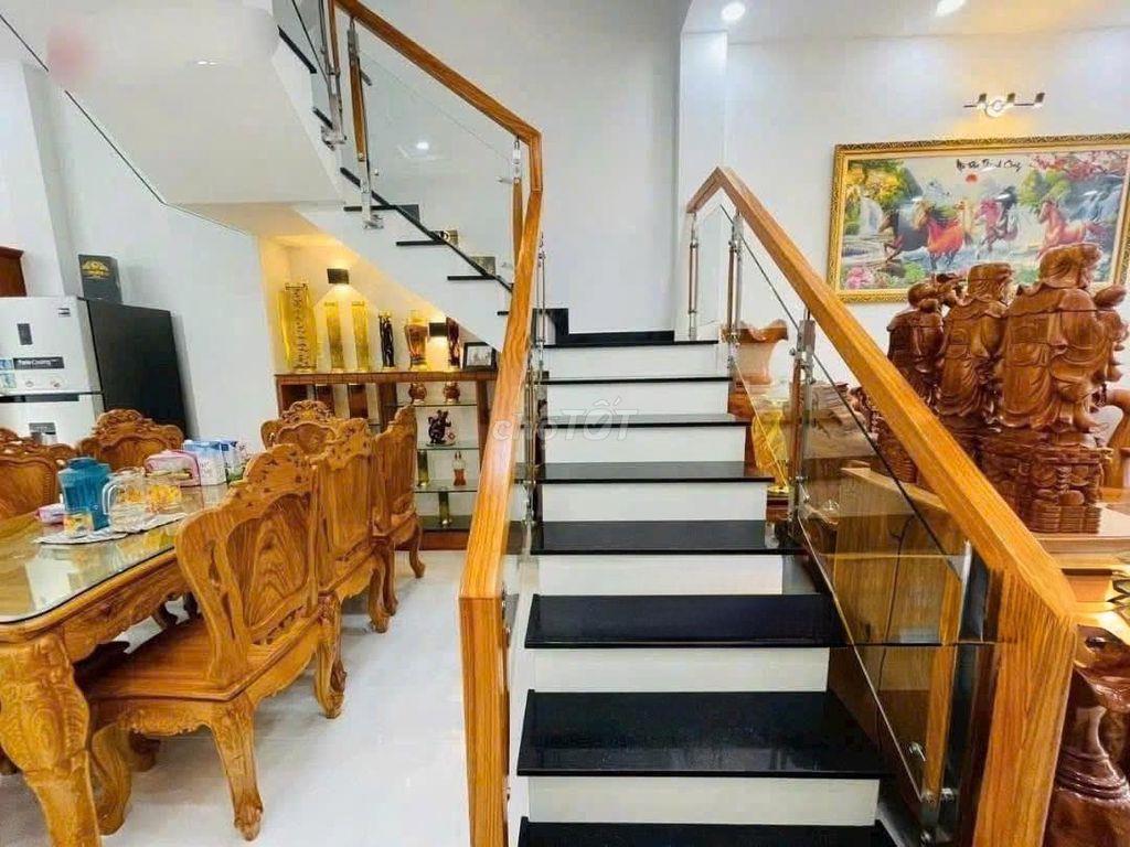 Bán nhà mặt tiền Đường 4 Linh Tây, 106m2, 3 tầng, nội thất cao cấp