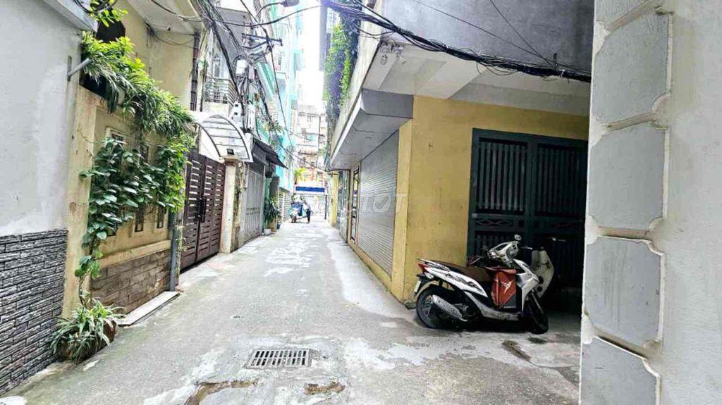 cần bán gấp căn nhà mặt đất trong ngõ rộng tại Khuất Duy Tiến- Hà Nội