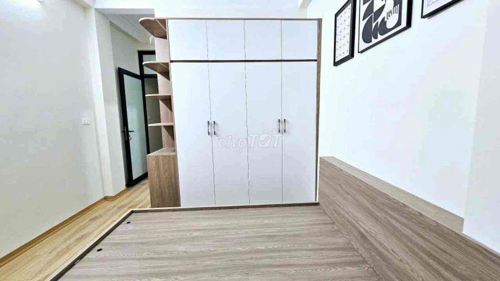 cần bán gấp căn nhà mặt đất trong ngõ rộng tại Khuất Duy Tiến- Hà Nội