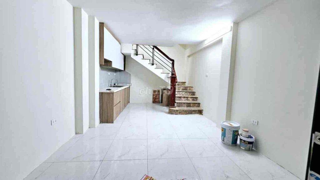 cần bán gấp căn nhà mặt đất trong ngõ rộng tại Khuất Duy Tiến- Hà Nội