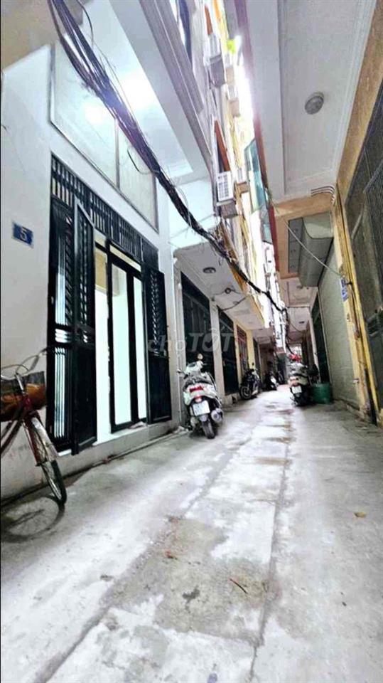 cần bán gấp căn nhà mặt đất trong ngõ rộng tại Khuất Duy Tiến- Hà Nội