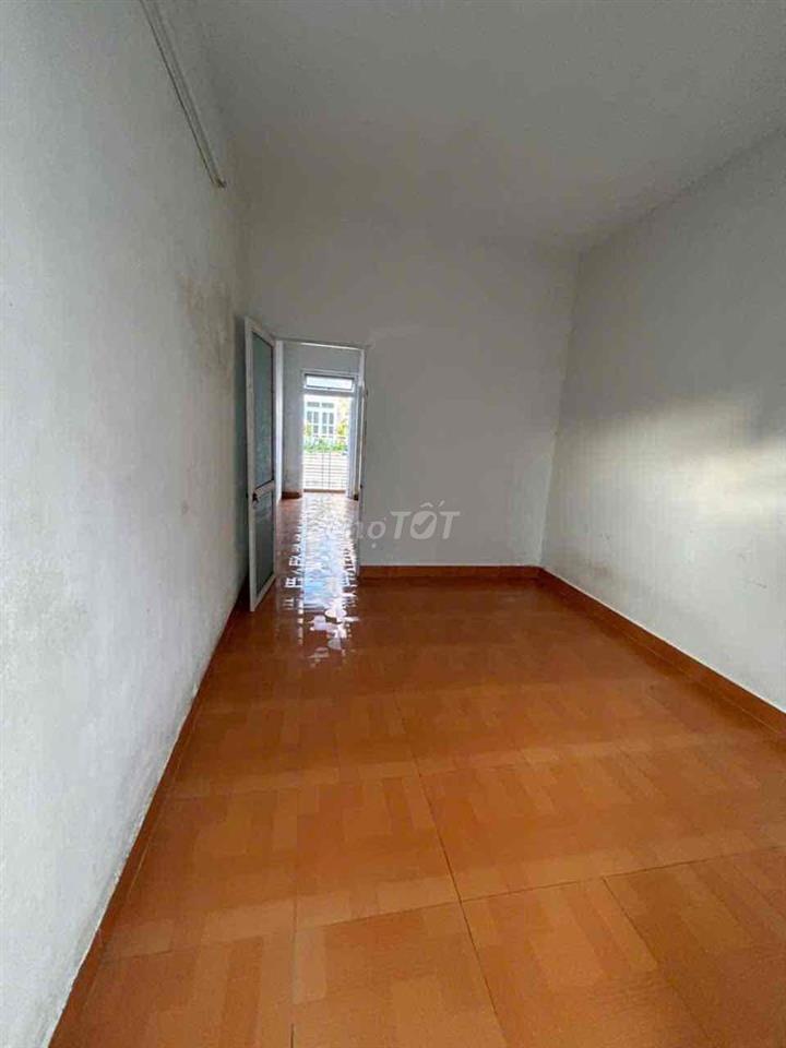 nhà thoáng mát, sạch sẽ, gần chợ, bách khoa và biển.