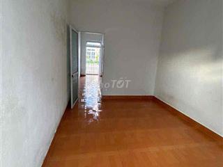 nhà thoáng mát, sạch sẽ, gần chợ, bách khoa và biển.