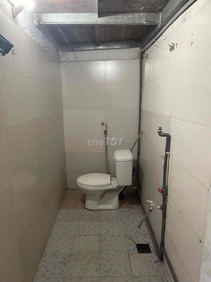nhà thoáng mái , sạch sẽ , gần trung tâm thượng mại , gần trường  học