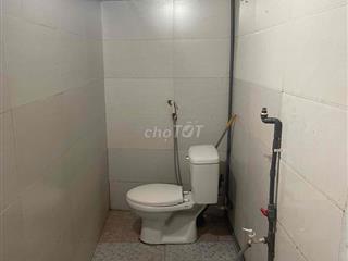 nhà thoáng mái , sạch sẽ , gần trung tâm thượng mại , gần trường  học